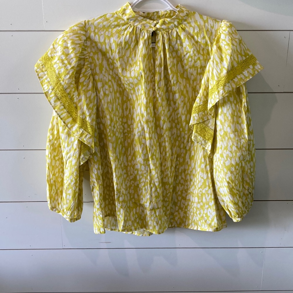 WHO WHAT WEAR. Lime green cheetah/leopard print. Button by neck